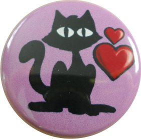 Button Katze, schwarze Katze mit Herzen pink